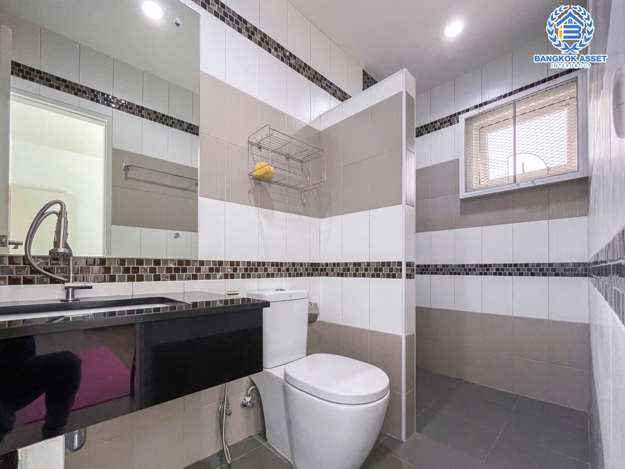 *****บ้านเดี่ยวมือสอง ม. คุณาลัย ซิมโฟนี บ้านกล้วย-ไทรน้อย บ้านสวยพร้อมเข้าอยู่ หลังมุม บนเนื้อที่กว่า 74.9 ตร.ว. พื้นที่ใช้สอยกว้างถึง 250 ตร.ม. ฟังก์ชัน 5 ห้องนอน 4 ห้องน้ำ 2 ที่จอดรถ บนทำเลโซนเมือง เดินทางสะดวกใกล้ร้านอาหาร เชื่อมต่อถนน หลายเส้นทาง ใกล้รถไฟฟ้าสายสีม่วง "สถานีคลองบางไผ่" และเซ็นทรัลเวสต์เกต